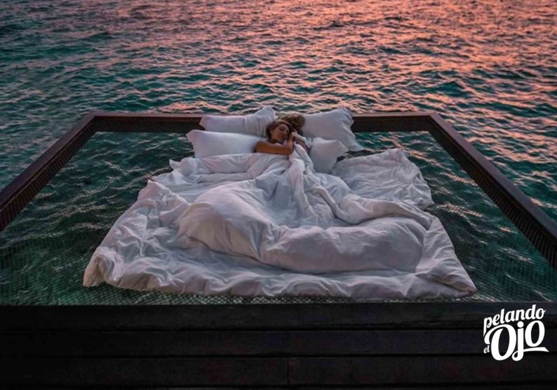 кровать на берегу